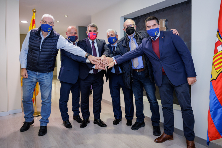Representants de la PBR La Roca amb el president del FC Barcelona i altres membres de l'Agrupació